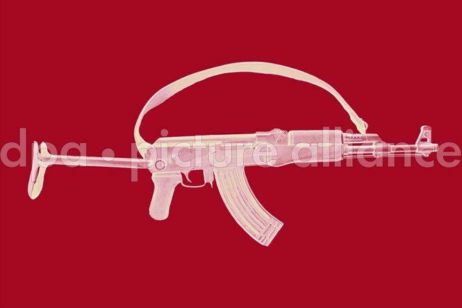 Weißer Umriss eines AK-47-Gewehrs vor rotem Hintergrund