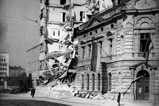 Schwarz-weiß-Foto von zerstörten Häusern