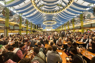 Blick in ein Bierzelt auf dem Oktoberfest