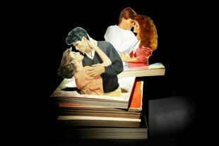 Alte Bücher mit Pappaufstellern darauf, die Paare in Umarmung zeigen