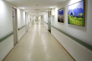 Ein Krankenhausflur mit Bildern