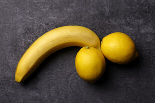Eine Banane und zwei Zitronen