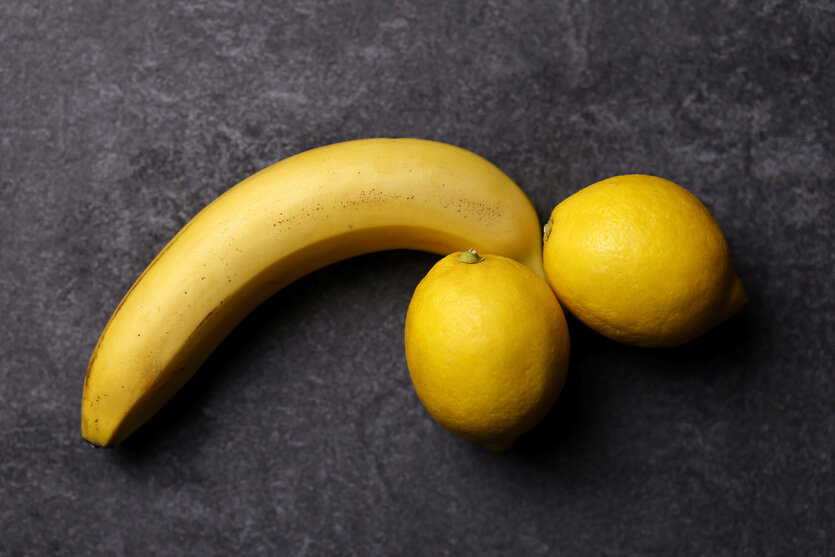 Eine Banane und zwei Zitronen