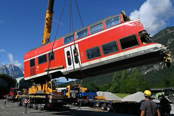 Ein völlig zerstörter Nahverkehrszug der Deutschen Bahn