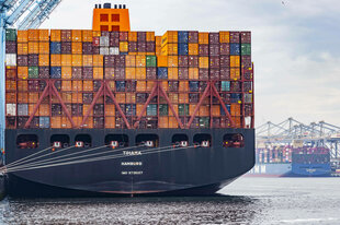 Ein sehr großes Containerschiff in einem Hafen