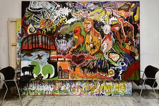Geldscheine, Kindheit, Totenkopf: Traumabewältigung in Form von Kunst
