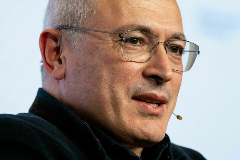 Ein Mann mit Brille spricht in ein Mikrofon
