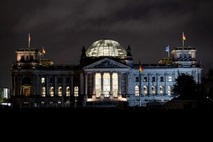 Das Reichtagsgebäude im Dunkeln