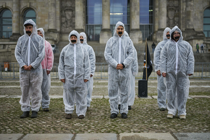 Protestierende vor dem Reichstagsgebäude