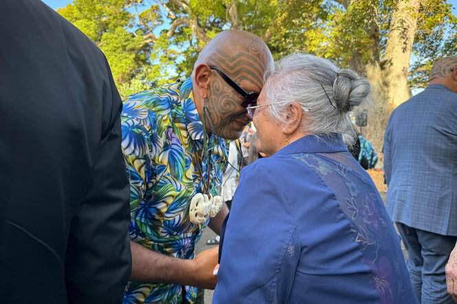 Der Co-Vorsitzende der Maori-Partei, Rawiri Waititi, von der Delegation der Kiingitanga, begrüßt eine einheimische Ngapuhi-Frau mit dem traditionellen Maori-Gruß ?Hongi? auf dem Waitangi Treaty Grounds in Neuseeland