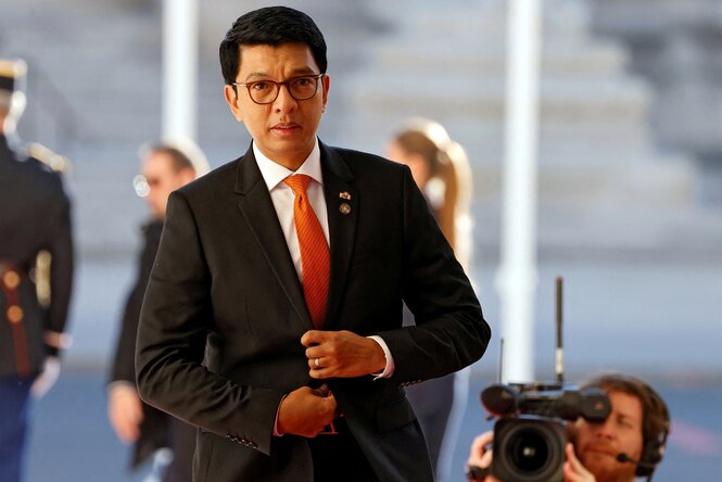 Andry Rajoelina knöpft sein Jacket