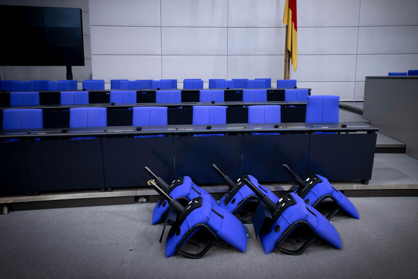 Abgebaute Sitze liegen auf dem Boden während eines Umbaus im Plenarsaal des Bundestages
