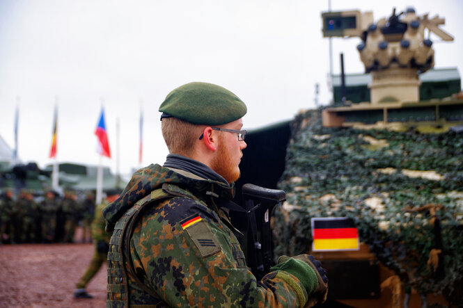 Bundeswehrsoldat vor Panzer