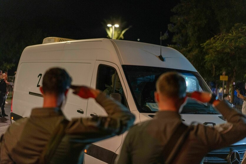 Israelische Soldaten erweisen vor dem gerichtsmedizinischen Institut Abu Kabir ihre letzte Ehre, als die sterblichen Überreste von vier Geiseln aus dem Gazastreifen eintreffen