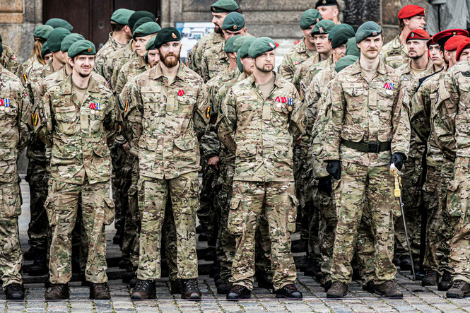 Soldaten stehen in geordneten Reihen