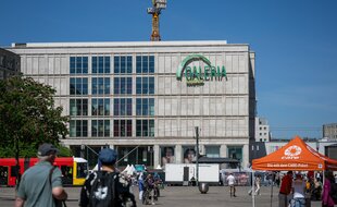 Das Bild zeigt die Fassade des Galeria-Kaufhauses am Berliner Alexanderplatz
