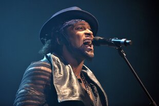 Ein Mann singt in ein Mikrofon
