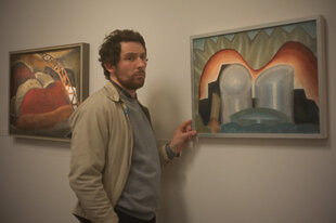 James Blaine „JB“ Mooney kuckt sich Gemälde im Museum an