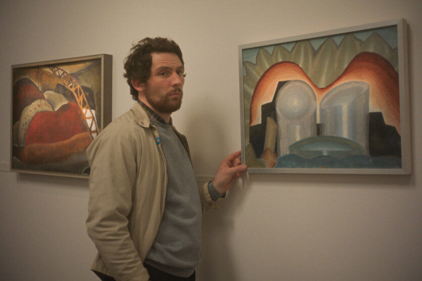 James Blaine „JB“ Mooney kuckt sich Gemälde im Museum an