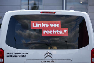 Ein Aufkleber auf einer Autoscheibe