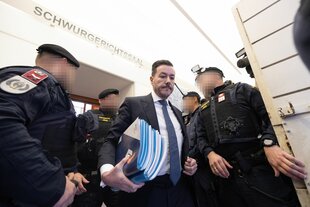Rene Benko mit Akten