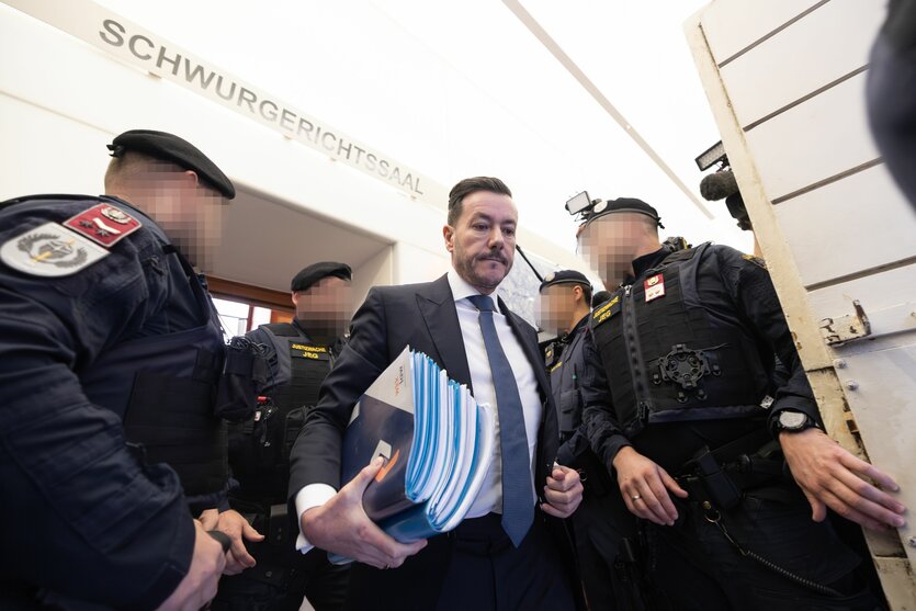 Rene Benko mit Akten