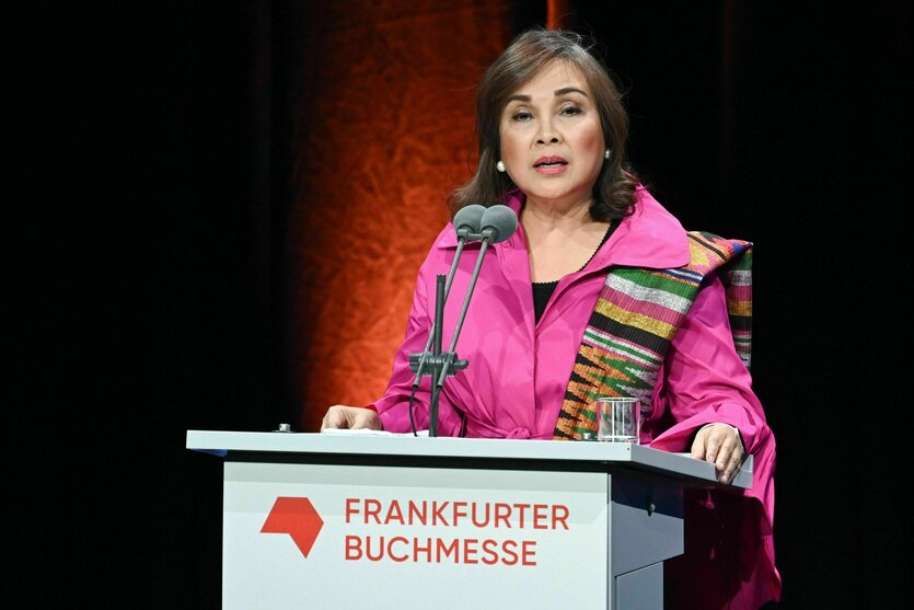 Eine Frau an einem Rednerpult