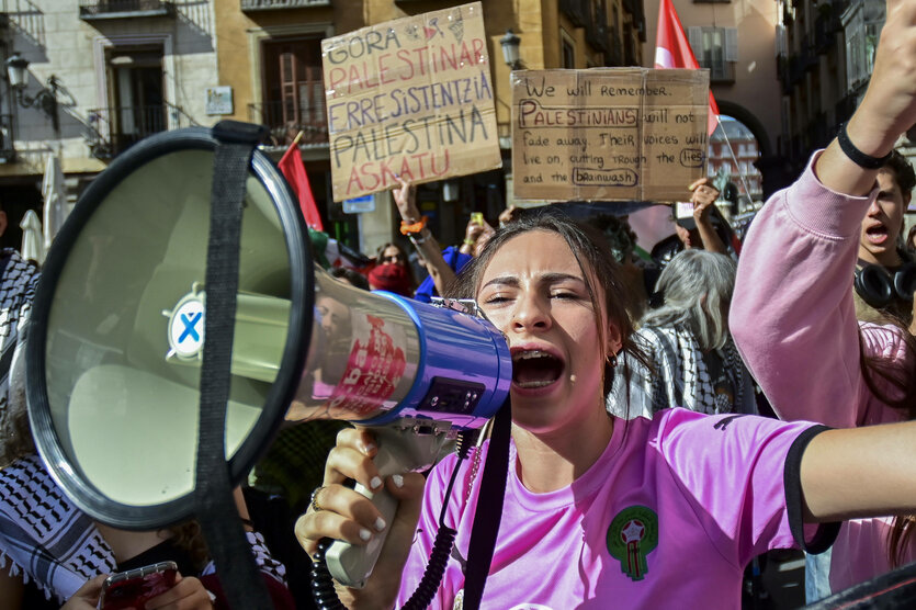 Eine Protestierende mit einem Megafon