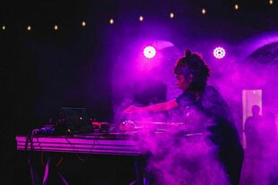 Die Musikerin Rojin Sharafi bei einem Auftritt während des Avant Festivals