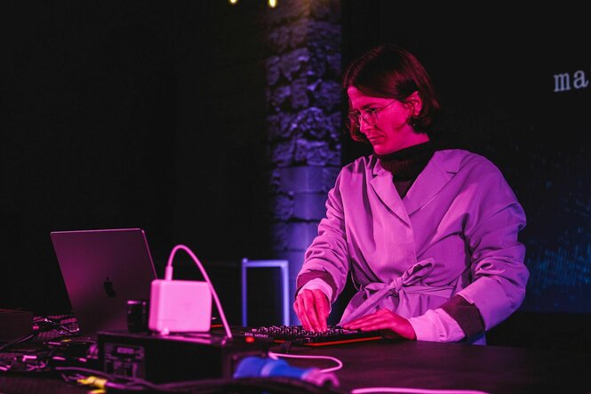 Die Musikerin Rojin Sharafi bei einem Auftritt während des Avant Festivals