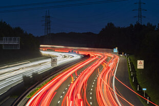 Autobahn bei Nacht mit Lichtspuren