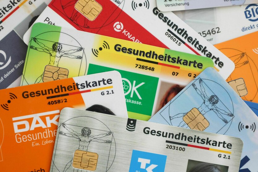 Eine Auswahl an Gesundheitskarten gesetzlicher Krankenkassen in Deutschland