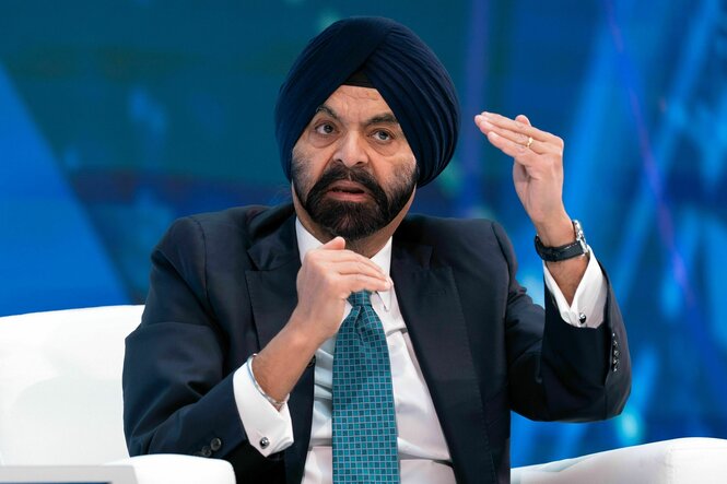 Ein Mann mit Turban gestikuliert mit seinen Händen