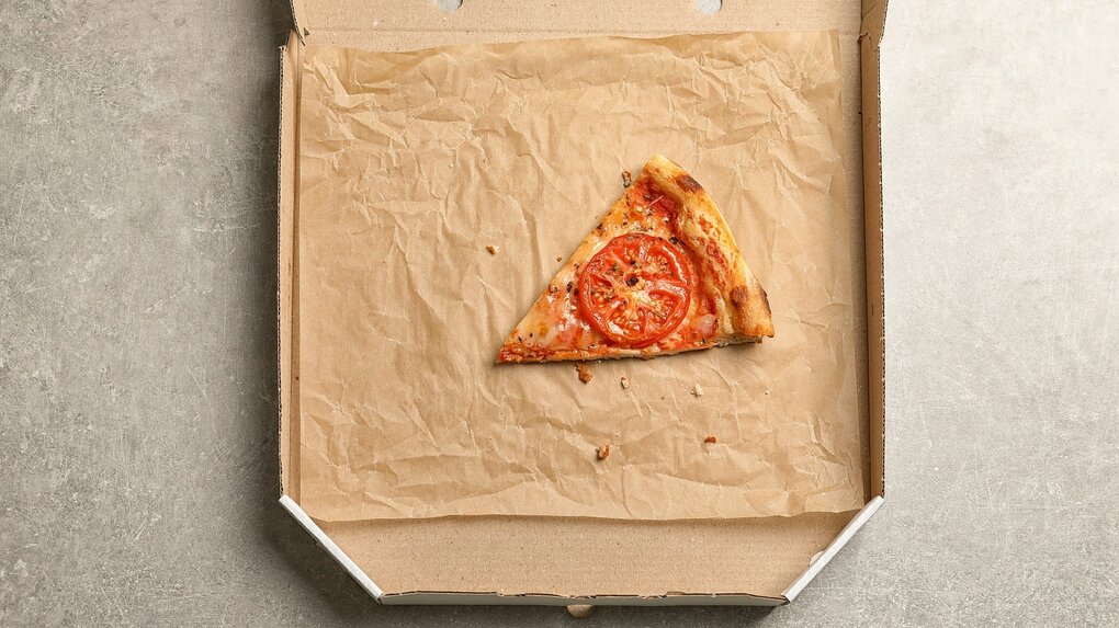 Eine Pzzaecke in einem Pizzakarton