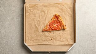 Eine Pzzaecke in einem Pizzakarton