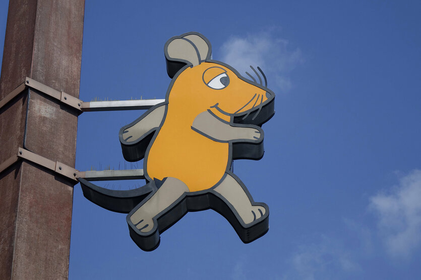 Eine Mausfigur ist an einem Pfahl befestigt
