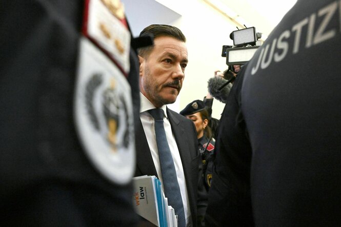 Ein Mann zwischen zwei Justizbeamten