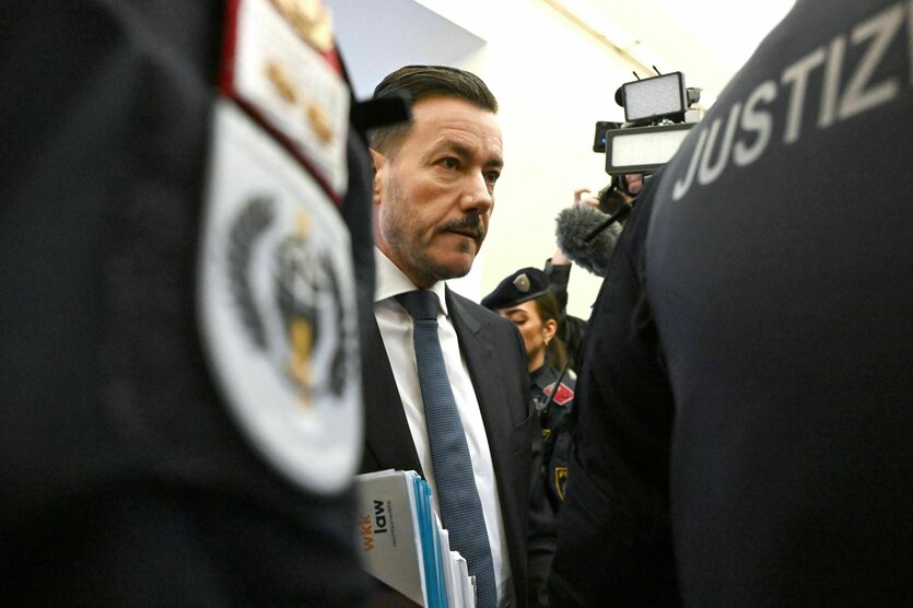 Ein Mann zwischen zwei Justizbeamten