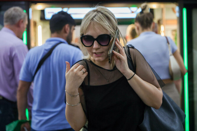 Eine Frau telefoniert