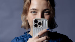 Carlott Brum mit Smartphone.