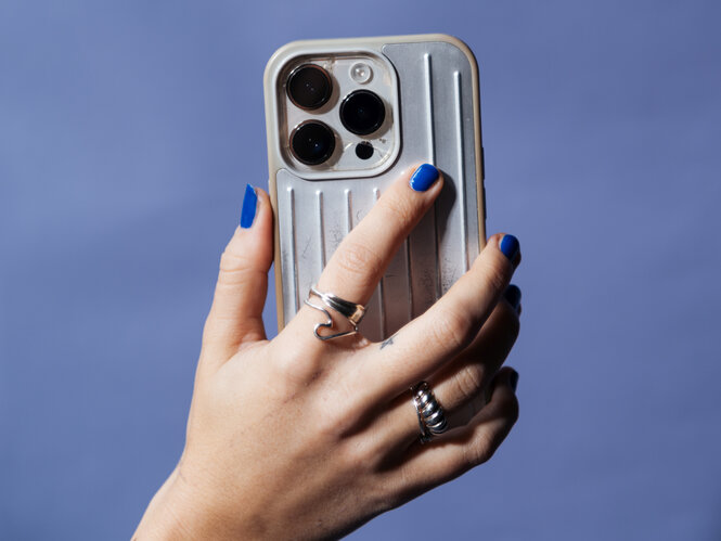 Eine Hand mit einem Smartphone.