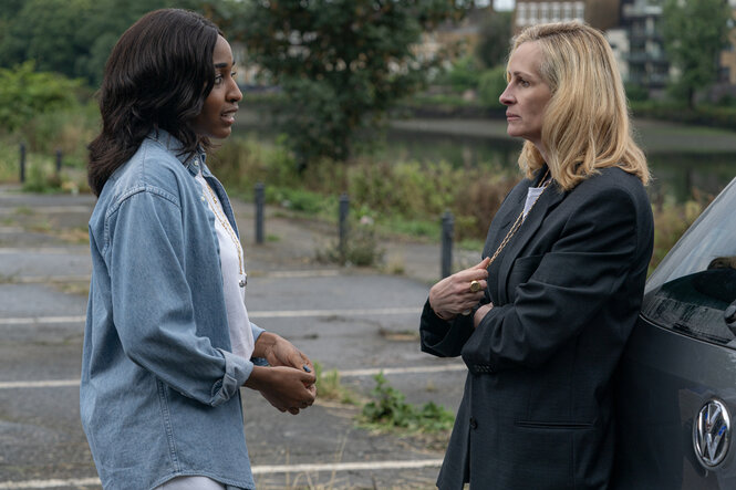 Szene aus dem Film: Maggie (Ayo Edebiri) und Alma (Julia Roberts) diskutieren auf dem Parkplatz vor einem Auto