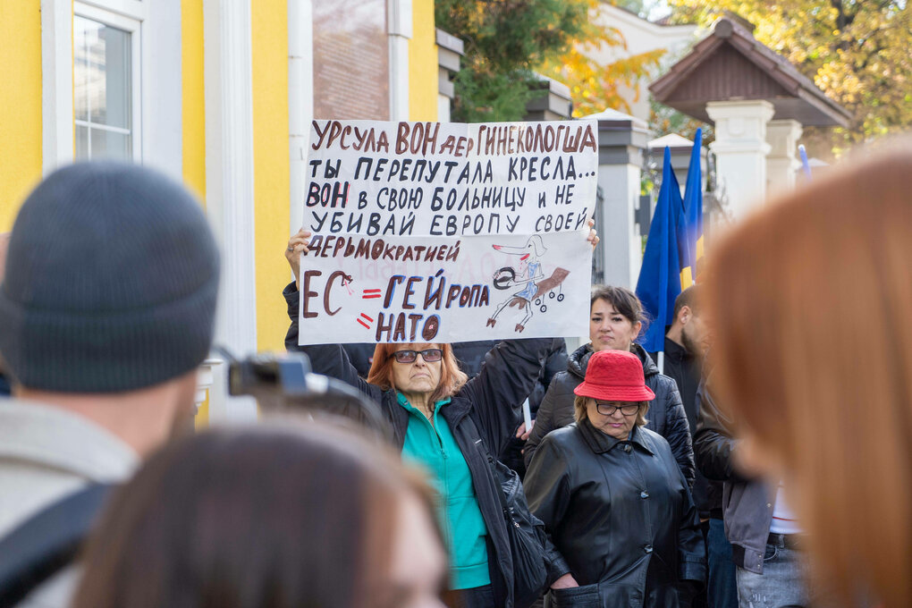 Eine homophobe Demonstrantin in Chișinău/Moldau
