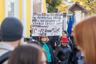 Eine homophobe Demonstrantin in Chișinău/Moldau