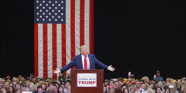 Donald Trump spricht auf einer Wahlkampfveranstaltung