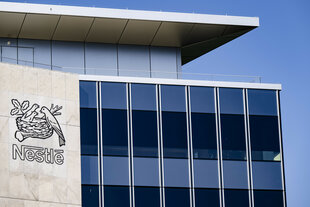 Das Logo des Schweizer Lebensmittelkonzerns Nestle auf einem Gebäude