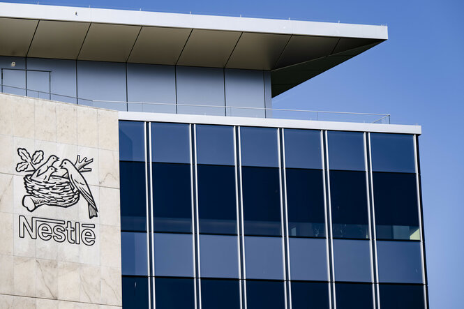 Das Logo des Schweizer Lebensmittelkonzerns Nestle auf einem Gebäude