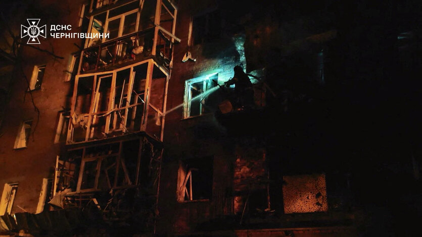 Feuerwehrleute löschen brennendes Haus nach russischem Angriff in Nishyn, Gebiet Tschernihiw
