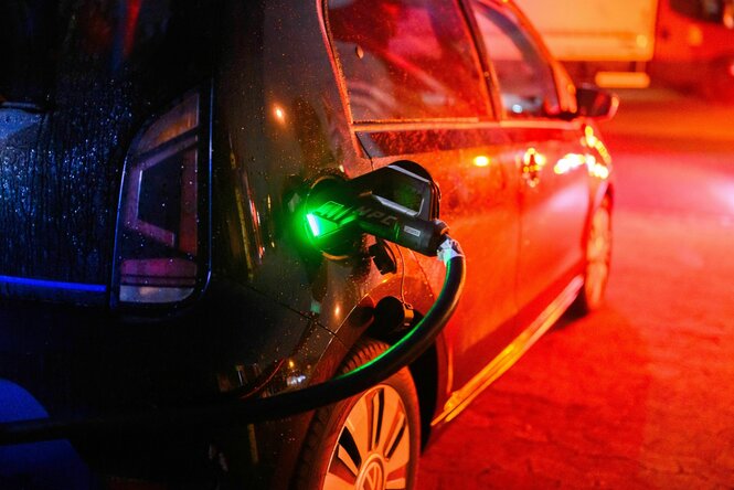 Ein E-Auto an einer Ladestation