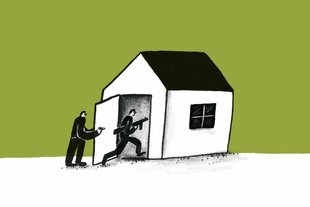 eine Person hält einer bewaffneten Person die Tür zu einem Haus auf